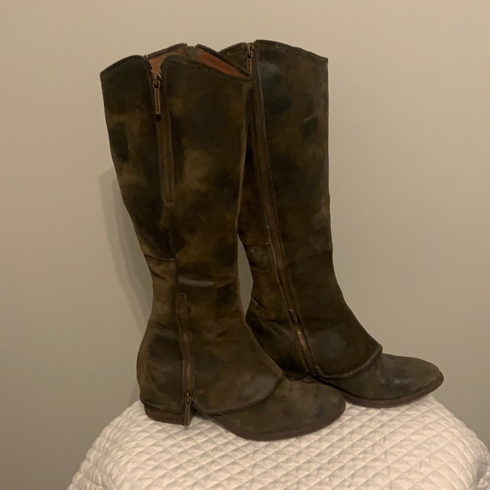 Donald J. Pliner Devi 2 boots, Olive Suede. Knee high, size 7.5.